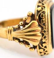 Arany (Au) 14 K gyűrű, ónix kővel, jelzett, méret: 58, bruttó: 11,1 g