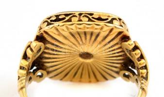 Arany (Au) 14 K gyűrű, ónix kővel, jelzett, méret: 58, bruttó: 11,1 g