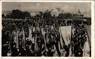 1938 Losonc, Lucenec; bevonulás, tömeg magyar zászlókkal / entry of the Hungarian troops, crowd with Hungarian flags (EK)