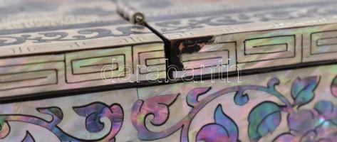 Koreai fa gyöngyházfényű ékszerdobozka, virágos motívummal, felállítható tükörrel, szép állapotban 1...