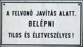 "A felvonó javítás alatt. Belépni tilos és életveszélyes!" zománcozott fém tábla, enyhén k...