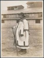 cca 1910-1930 Békés megyei juhász, Erdélyi pecséttel jelzett fotója, 15,5×11,5 cm