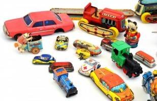 Régi lemez és kulcsos játékok kisebb gyűjteménye (vonat, autók, figurák, stb.), dobozban