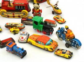 Régi lemez és kulcsos játékok kisebb gyűjteménye (vonat, autók, figurák, stb.), dobozban