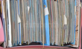 Egy cipősdoboznyi, kb. 400 db MODERN külföldi város képeslap, főleg Európa / A box of (cca. 400) mod...