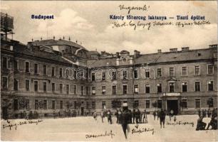 1917 Budapest V. Károly főherceg laktanya (Valero kaszárnya), a mai Markó és Honvéd utca sarkán, katonák az udvaron