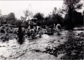 2016 Ohába-Bisztra, Ohaba Bistra (Bánság, Banat); cigányok mosnak az Eruga patakban / Wäsche waschen am "Eruga" / gypsy washerwomen, folklore. Foto Leo Haas 1935 - modern