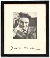 cca 1970 Gross Arnold (1929-2015), Kossuth-díjas magyar grafikus nyomtatott fotója, nyomtatott aláírással, üvegezett fa keretben, 12x9 cm