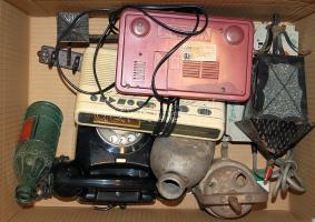 Érdekes vegyes bolhapiac tétel: Bakelit telefon + eredeti Bambis üveg, katonai kulacs + rengeteg egyéb holmi