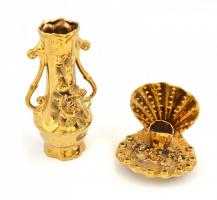 Jelzés nélkül: Aranyozott porcelán váza és asztali dísz. Kis lepattanással. m: 13 cm, 22 cm