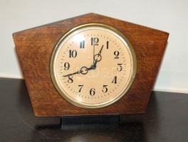 1 db fa asztali óra
