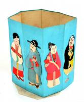 Kínai selyem borítású doboz, 8 db klf figurával díszítve. Összehajtható doboz m: 34 cm