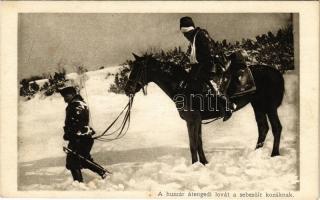 A huszár átengedi lovát a sebesült kozáknak. Az Érdekes Újság kiadása / WWI K.u.K. (Austro-Hungarian) military postcard