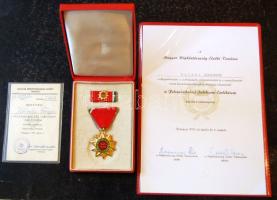 1970. "Felszabadulási Jubileumi Emlékérem" kitüntetés, adományozó oklevéllel és igazolvánnyal T:1 Eredeti díszdobozban!