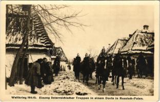 Weltkrieg 1914/15. Einzug österreichischer Truppen in einem Dorfe in Russisch-Polen  / WWI German military postcard