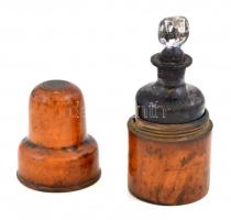 Régi tintatartó üvegcse, minimális tartalommal, sérült fa tartóban, üveg: d: 8,5 cm, fa tartó: 9,5 cm