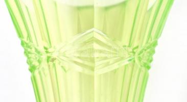 Urán zöld pohár. Formába öntött, minimális csorbával  m: 13,5 cm