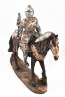 Páncélos lovag szobra, festett műgyanta, a dárda teste fa, m: 35 cm, h: 45 cm