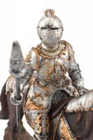 Páncélos lovag szobra, festett műgyanta, a dárda teste fa, m: 35 cm, h: 45 cm