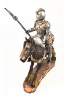 Páncélos lovag szobra, festett műgyanta, a dárda teste fa, m: 35 cm, h: 45 cm