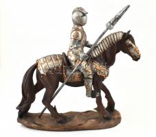 Páncélos lovag szobra, festett műgyanta, a dárda teste fa, m: 35 cm, h: 45 cm