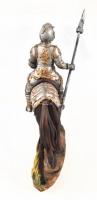 Páncélos lovag szobra, festett műgyanta, a dárda teste fa, m: 35 cm, h: 45 cm