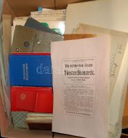 Nagy átnézetlen okmány és nyomtatvány hagyaték tétel papíros dobozban benne iratok okmányok, fotók, propaganda. Érdemes megnézni!