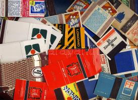 590 darab vegyes magyar és külföldi gyufacímke dobozban
