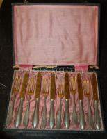 1930-as évek körül dekoratív "Berndorf" evőeszköz készlet 6 személyre (kés, villa), aranyozott alpakka, eredeti díszdobozban!