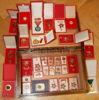 31db szocialista kitüntetés, jelvény benne "Rákosi címer" militária, véradás, egyebek díszdobozokban nagyméretű faládában T:1,2