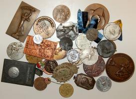 1922-től 35db klf érem, plakett, kitűző sok régivel, jobbakkal benne néhány külföldivel T:főleg 2, néhány 3