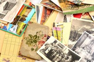 Vegyes papírrégiség tétel, képeslapok, okmányok, igazolványok, régi levelek