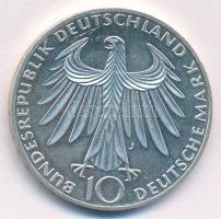 NSZK 1972J 10M Ag "Müncheni Olimpia - térdelő atléták" T:1- (PP) FRG 1972J 10 Mark Ag &quo...
