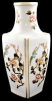 Hollóházi virágokkal és madárral díszített nagyméretű váza, matricás, jelzett, alján apró mázhibával...