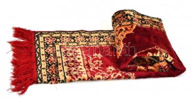Perzsa selyem szőnyeg, egyik szélén kis sérüléssel, h: 108 cm