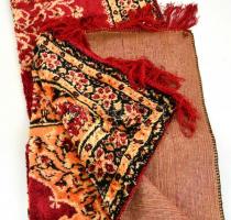 Perzsa selyem szőnyeg, egyik szélén kis sérüléssel, h: 108 cm