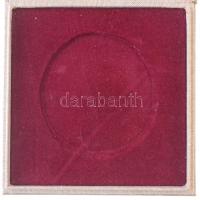 Új állapotú éremtartó tok ~97mm átmérőjű fészekkel