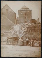 cca 1900 Fénykép a simontornyai várról, a középtérben gyerekkel, vintage fotó kisebb szakadással, felületi sérülésekkel, 23x16,5 cm