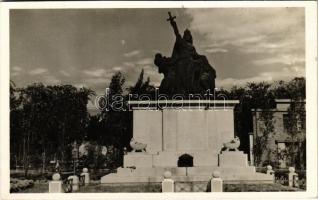1942 Budapest XIX. Kispest, Templom tér, Hősök szobra, emlékmű. Korschelt Miklós felvétele