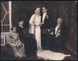 cca 1920-40 Esküvői csoportkép, örömapa magas rangú külföldi kitüntetésekkel dekorált, vintage fotó, hátoldalán foltos és ragasztás nyomával, 16,5x22 cm