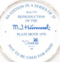 Hummel-Goebel disztányér. Matricás, jelzett, hibátlan, tartóval d: 8 cm