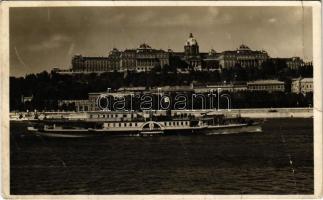 Budapest I. Királyi vár, Hotel Fiume szálloda, előtérben a Szent László oldalkerekes gőzös a Dunán (fa)