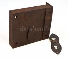 XIX. sz: Nagy méretű kovácsoltvas ajtózár, kulcs nélkül, sérült 19x16 cm