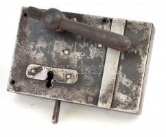 XIX. sz: Nagy méretű kovácsoltvas ajtózár, kilincsekkel kulcs nélkül 11x17 cm