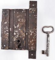 XIX. sz: Nagy méretű kovácsoltvas ajtózár, kulccsal. Működik. 16x14 cm