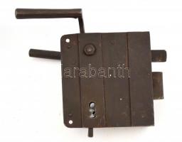 XIX. sz: Nagy méretű kovácsoltvas ajtózár, kilinccsel, kulcs nélkül Működik. 13x14 cm