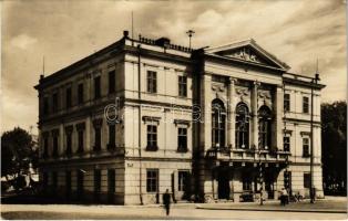 1953 Igló, Zipser Neudorf, Spisská Nová Ves; Radnica / városháza, kerékpárok, motorbicikli / town hall, bicycles, motorcycle (gyűrődés / crease)