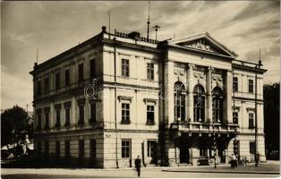 Igló, Zipser Neudorf, Spisská Nová Ves; Radnica / városháza, kerékpárok, motorbicikli / town hall, bicycles, motorcycle (EK)