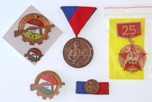 1964. "Munkásőr" Br kitüntetés eredeti mellszalagon, miniatűrrel szalagsávon + ~1960-1970. "Munkásőrség" aranyozott zománcozott Br állományjelvény nagyalakú (40mm) + ~1960-1970. "Munkásőrség" zománcozott Br állományjelvény kisalakú (19mm) + ~1960-1970. "Munkásőr" Br sapkajelvény + ~1980. "Munkásőrség - 25 év" aranyozott, zománcozott Br jelvény T:1-2- egyiken zománchiba