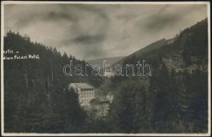 Márk Lajos (1867-1942) festőművész autográf üdvözlő képeslapja Gerő Ödön (1863-1939) újságírónak küldve, a Joachmsthali Hotel Radium Palace szállodát ábrázoló képeslapon.